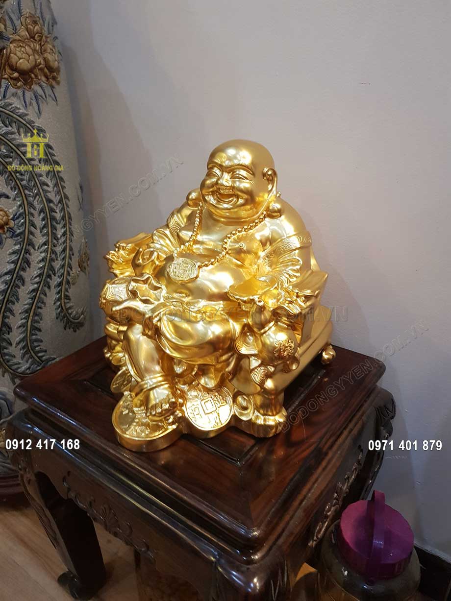 Vật phẩm n&ecirc;n đặt tr&ecirc;n một kệ cao, tr&aacute;nh đặt thẳng xuống đất, dễ phạm v&agrave;o đại kỵ, gặp những điều kh&ocirc;ng may